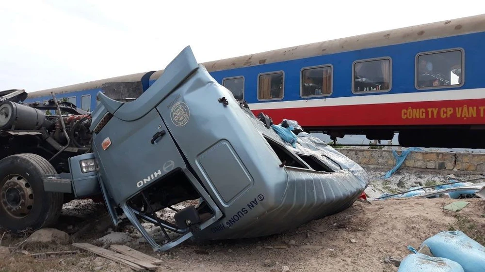 Tông xe tải văng 10 m, tàu SE5 trật đường ray ảnh 2