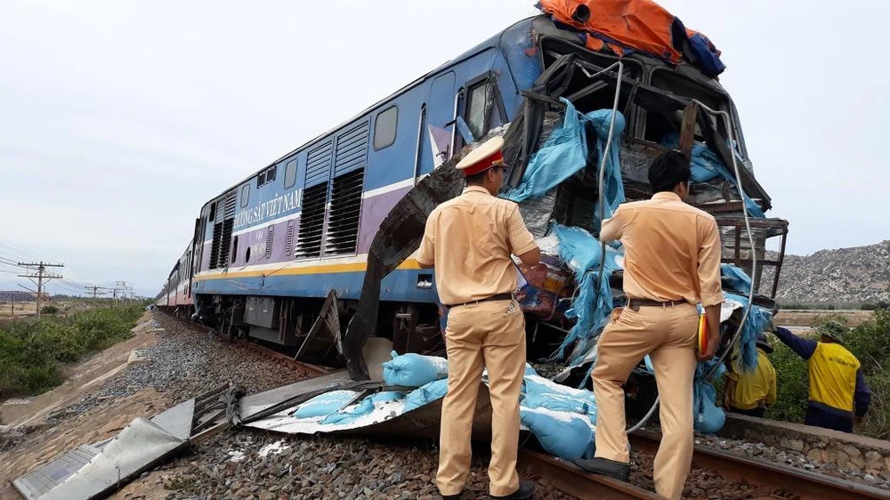 Tông xe tải văng 10 m, tàu SE5 trật đường ray ảnh 1