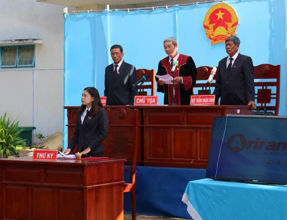 Phạt tù 15 bị cáo chặn QL1, tấn công Đội PCCC Phan Rí ảnh 1