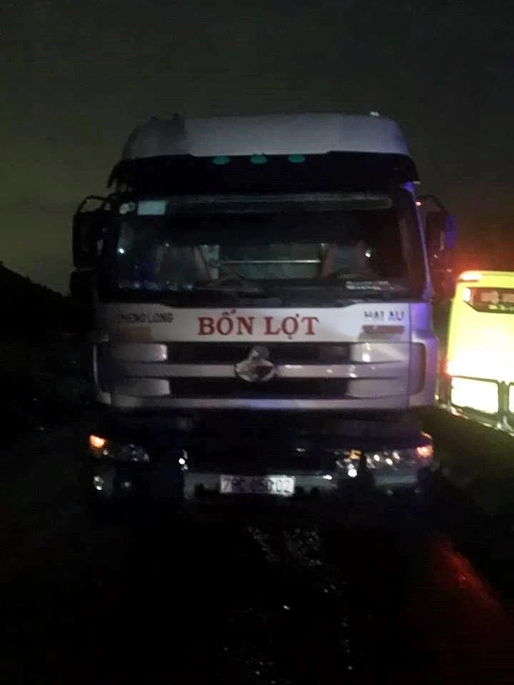 Tai nạn dây chuyền một người tử vong kẹt trong xe ảnh 2