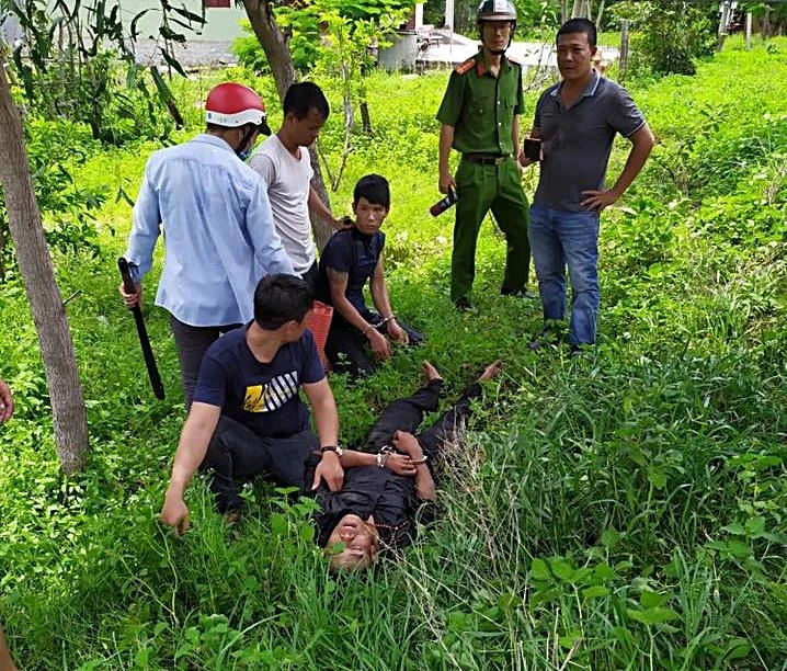 Bị phát hiện bán ma túy, rút kiếm chém cảnh sát ảnh 2