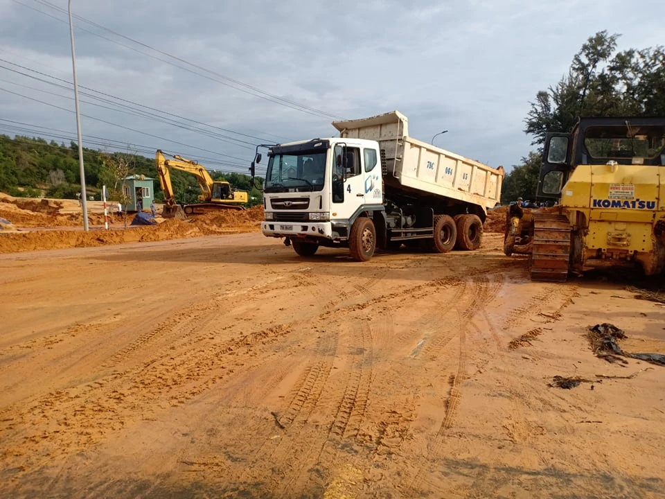 Sạt lở thành hố sâu trên tuyến đường ven biển ở Bình Thuận ảnh 3