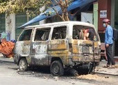 Xe ô tô đang dừng sửa bốc cháy ngùn ngụt, lan sang nhà dân