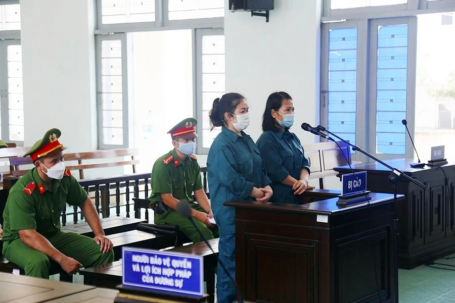 Hai bị cáo nghe tòa tuyên án. Ảnh NL