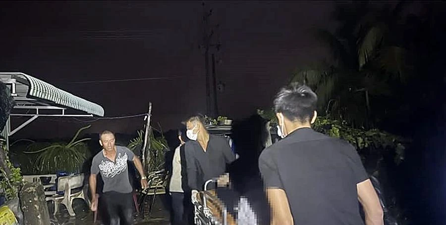 Đưa thi thể hai học sinh gặp nạn về gia đình. Ảnh HTNTY