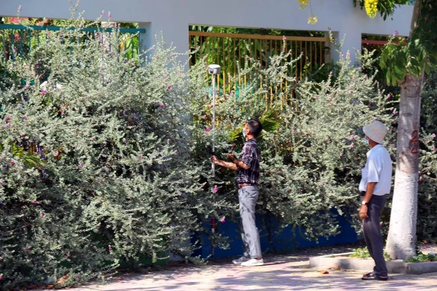 Kiểm tra đo đạc một mặt tiền của dự án. Ảnh: PĐ