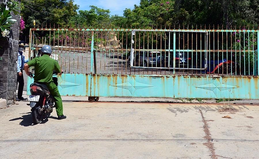 Xe của Bộ Công an vào trong và bảo vệ dự án đóng cổng kín mít. Ảnh: PĐ