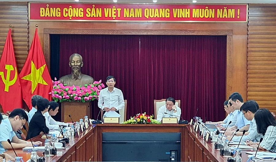 Ông Lê Tuấn Phong báo cáo tại buổi làm việc.