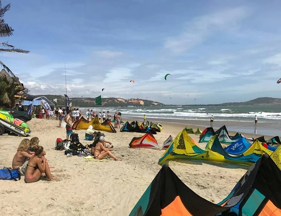 D khách lướt sóng tại Malibu, Mũi Né. Ảnh Phương Nam.