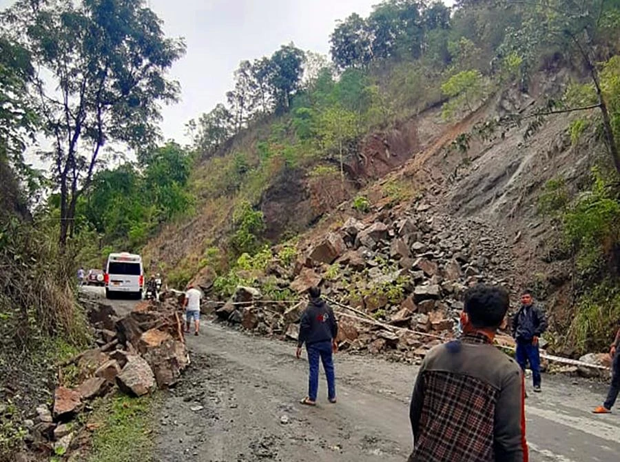 Hàng tấn đá từ trên đồi đổ xuống lấp hết đoạn đường. Ảnh GT.