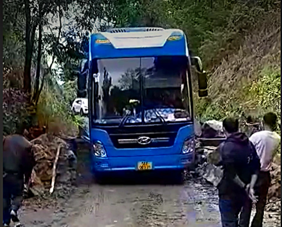 Các phương tiện hiện đang di chuyển chậm qua khu vực sạt lở.