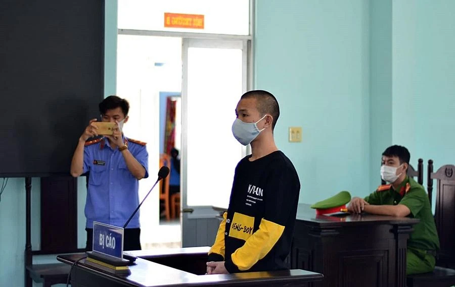 Bị cáo Đinh Văn Hoàng nghe tuyên án. Ảnh: PĐ.