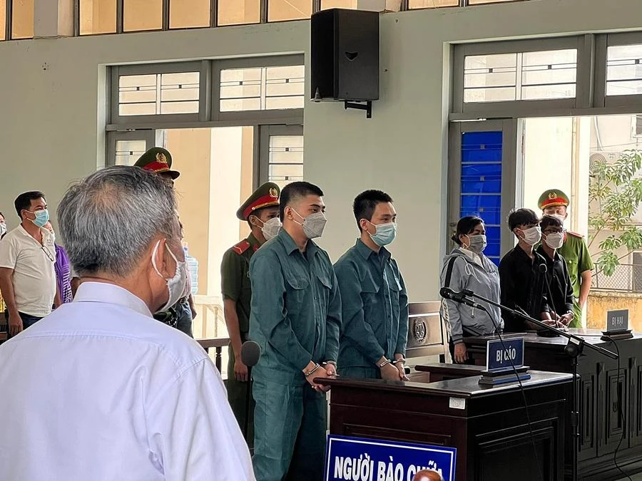 Hai bị cáo nghe tuyên án tại tòa. Ảnh: PĐ