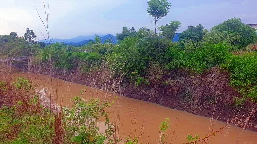 Kênh thủy lợi nơi phát hiện trẻ sơ sinh. Ảnh: PĐ