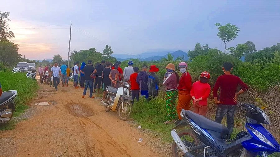 Rất đông người dân địa phương hiếu kỳ đến xem. Ảnh: PĐ