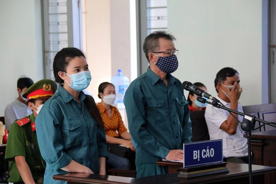 Hai bị cáo nghe tuyên án. Ảnh: PĐ