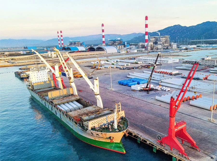 Cảng Vĩnh Tân là nơi tiếp nhận vật chất nạo vét thay cho phương án nhấn chìm xuống biển trước đây.