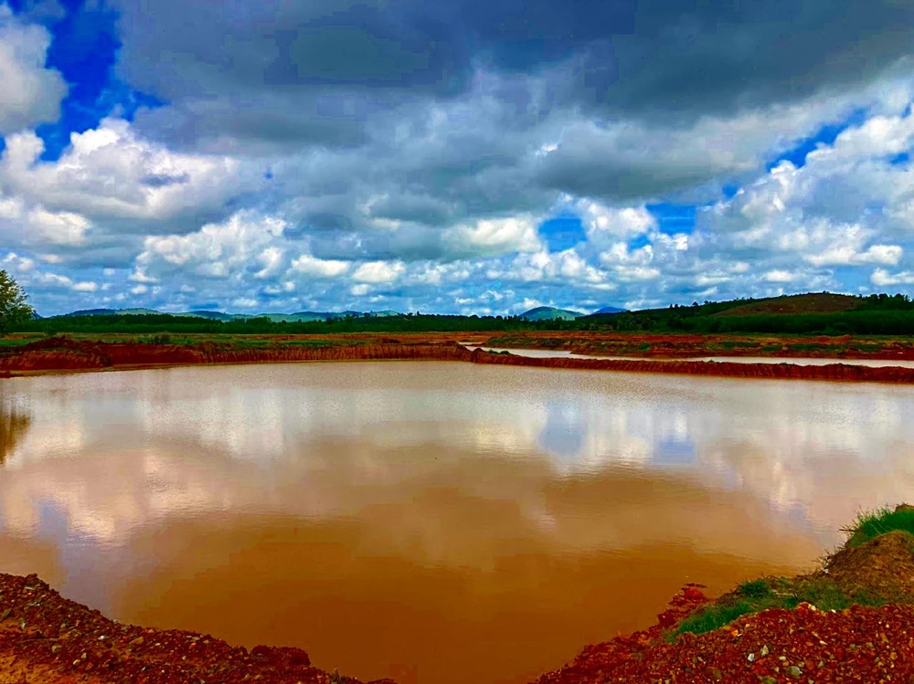 Một góc nhỏ "công trường" khai thác lậu. Ảnh PHÚ NHUẬN.