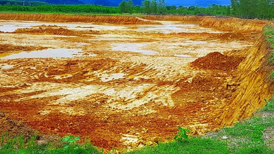 Dấu vết khai thác còn rất mới và do mưa to, bị động "công trường" lậu này mới tạm dừng lại. Ảnh PHÚ NHUẬN.