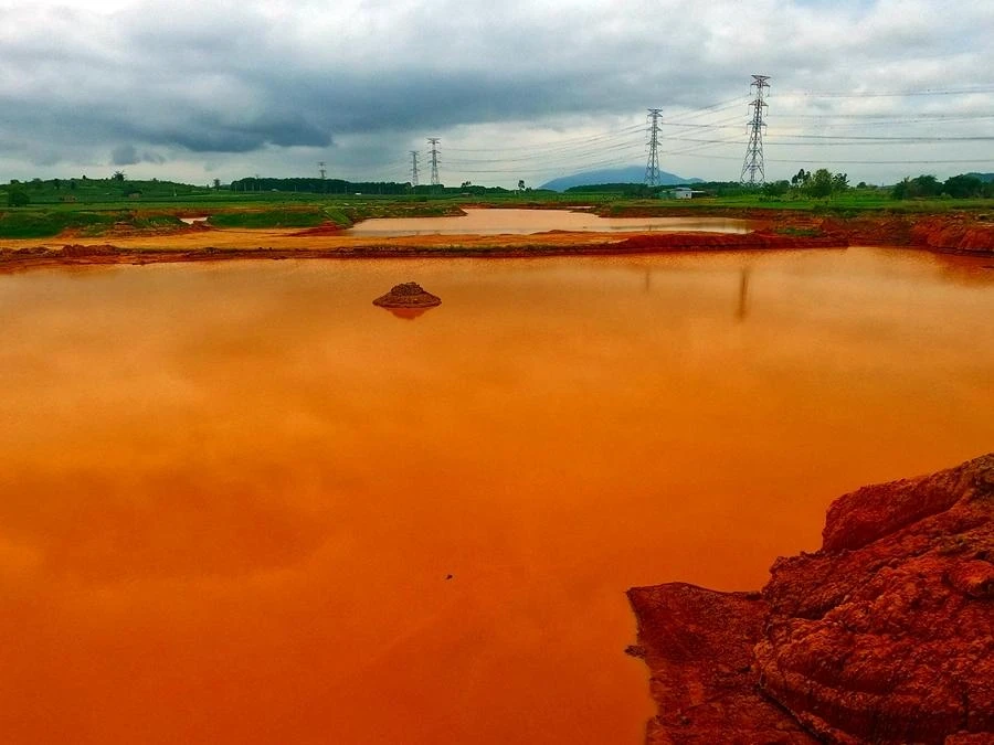 Các hố đào nham nhở rất sâu đầy nước vô cùng nguy hiểm. Ảnh PHÚ NHUẬN.