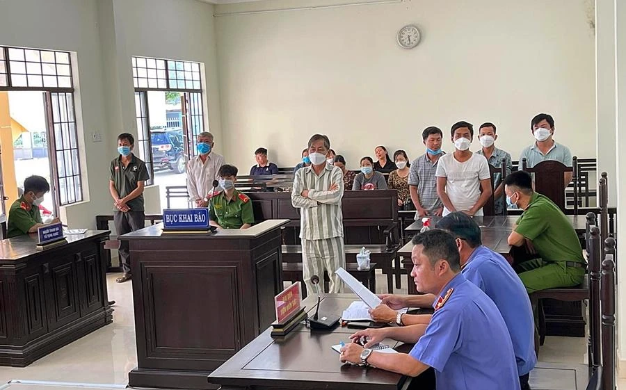 Bảy bị cáo tại phiên tòa sơ thẩm. Ảnh: PĐ