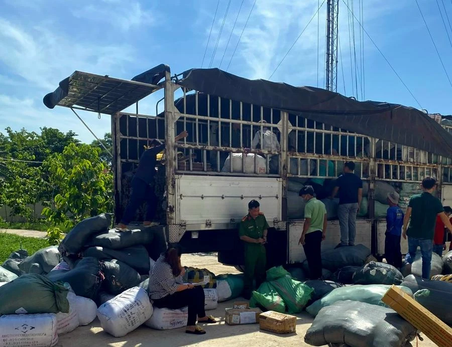 Công an Bắc Bình đang kiểm đếm số hàng hóa không giấy tờ. Ảnh: PĐ