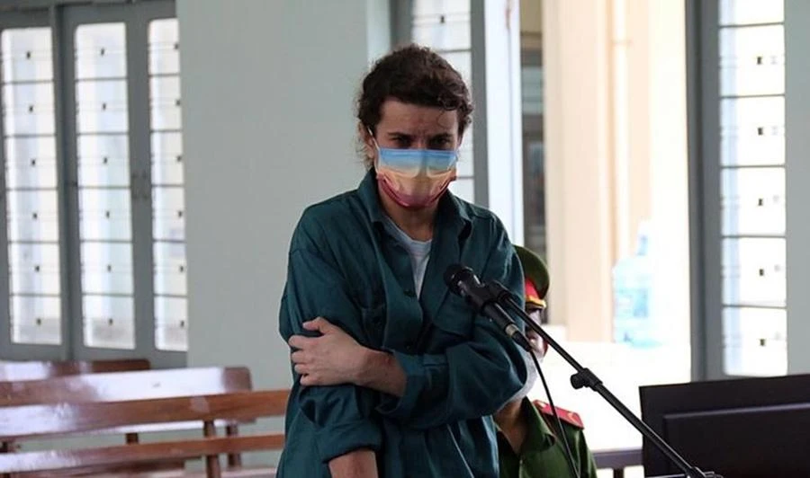 Shedko liên tục ôm cánh tay nơi bị gây thương tích. Ảnh: PĐ Shedko liên tục ôm cánh tay nơi bị gây thương tích. Ảnh: PĐ