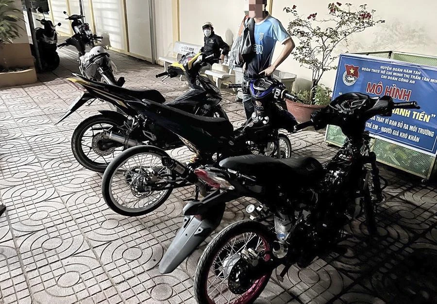 Ba mô tô bị tạm giữ. Ảnh: PĐ