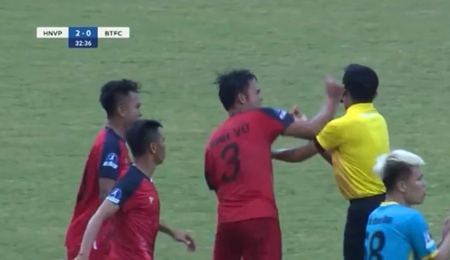 Hình ảnh xấu xí của hậu vệ số 3 Ngô Anh Vũ khi đấm vào mặt trọng tài.