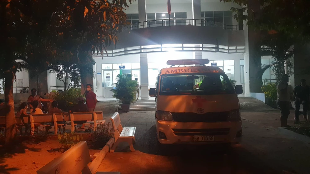 Xe cứu thương đưa nạn nhân đến Phòng khám Đa khoa khu vực Mũi Né. Ảnh PĐ