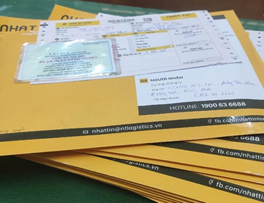 Số chứng chỉ, văn bằng giả của nhóm làm giấy tờ giả chuẩn bị chuyển đi bị Công an Bình Thuận phối hợp với Công an Hưng Yên phát hiện tại Phan Thiết. Ảnh: PĐ