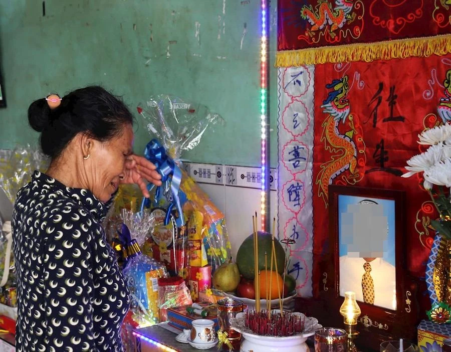 Bà Trương Thị Lai lập bàn thờ cúng vọng và khóc hết nước mắt sau khi nghe con trai tự tử. Ảnh NL