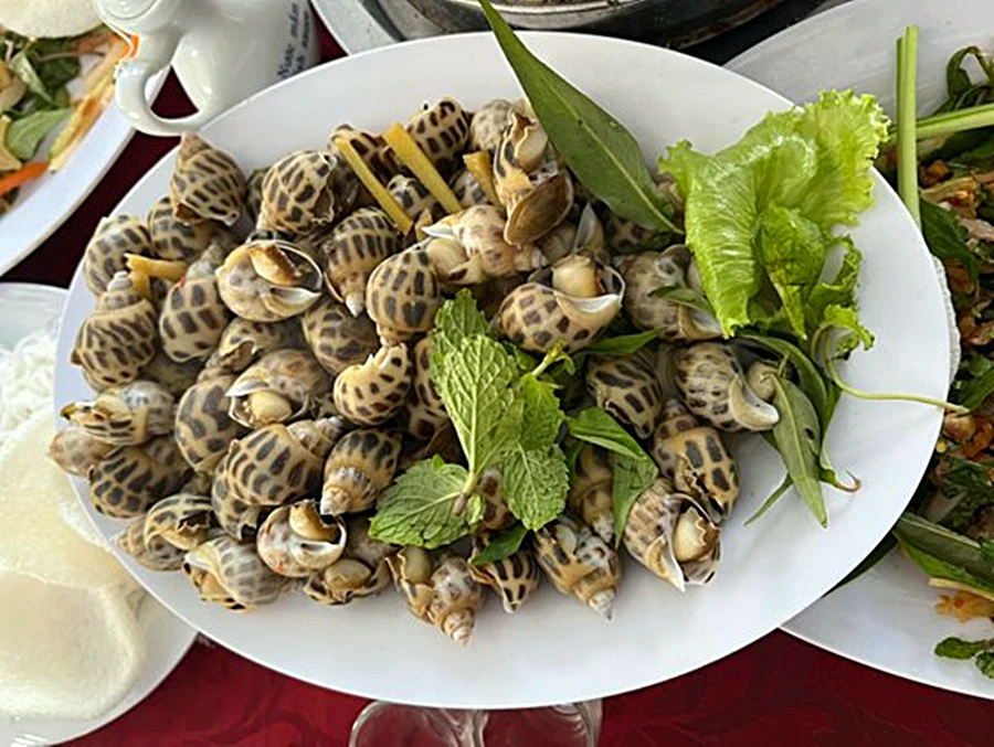 Ốc hương được đoàn du khách mang vào nhờ chế biến.