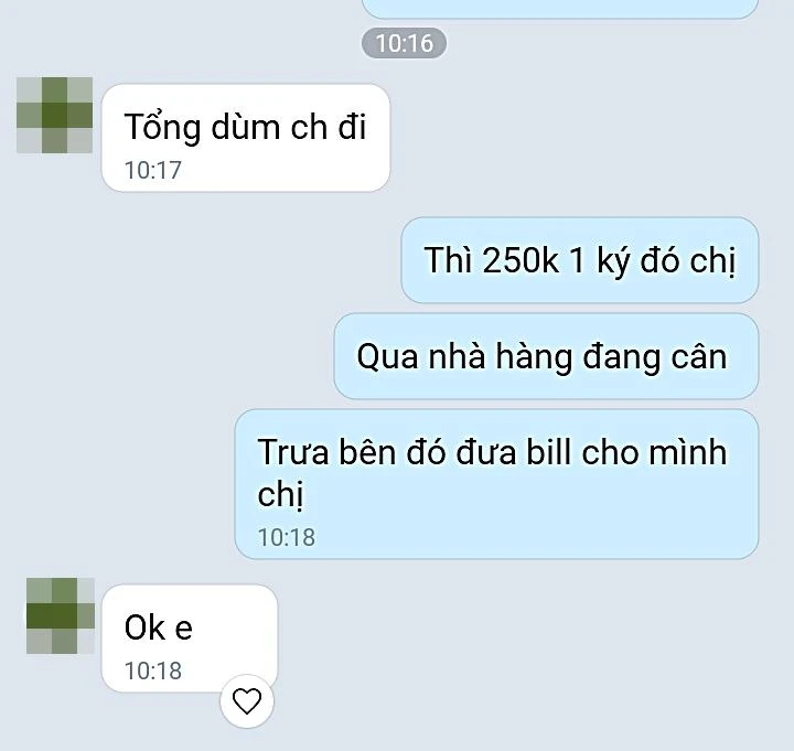 Tin nhắn giữa hướng dẫn viên và người phụ nữ trưởng đoàn.