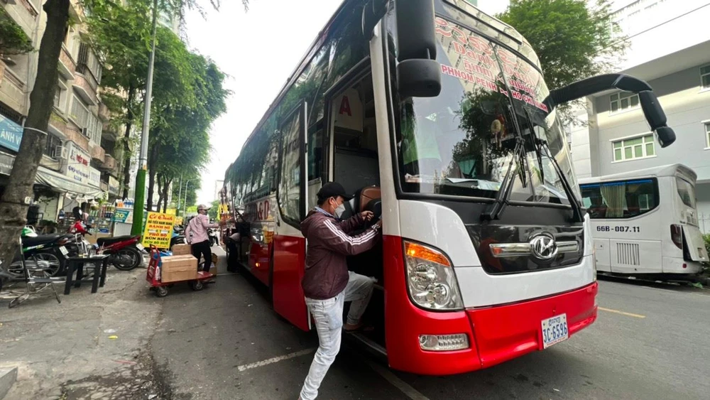 Anh Nguyễn Xuân Lụm lên xe sang Campuchia sáng 7-7. Ảnh PHONG BỤI.