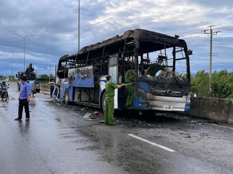 Cơ quan CSĐT Công an Bắc Bình khám nghiệm xe cháy. Ảnh PĐ.