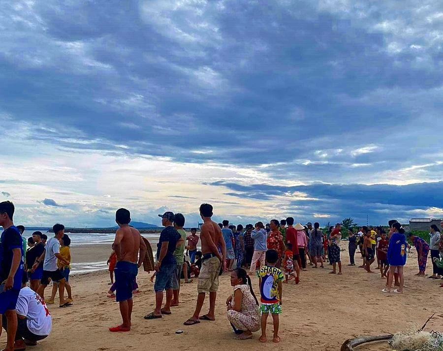 Người dân địa phương tập trung theo dõi vụ việc. Ảnh PĐ.