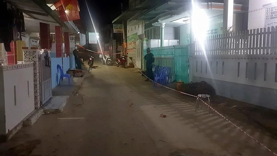 Hiện trường vụ án mạng được phong tỏa trong đêm. Ảnh: PĐ.