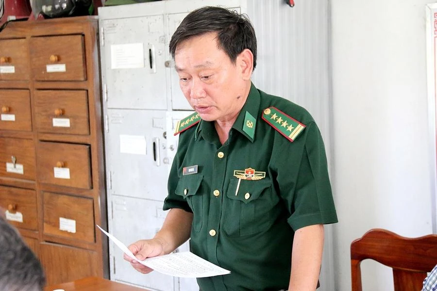 Đại tá Chu Văn Tấn, Chỉ huy trưởng BĐBP, đang báo cáo công tác triển khai tìm kiếm cứu nạn. Ảnh NT