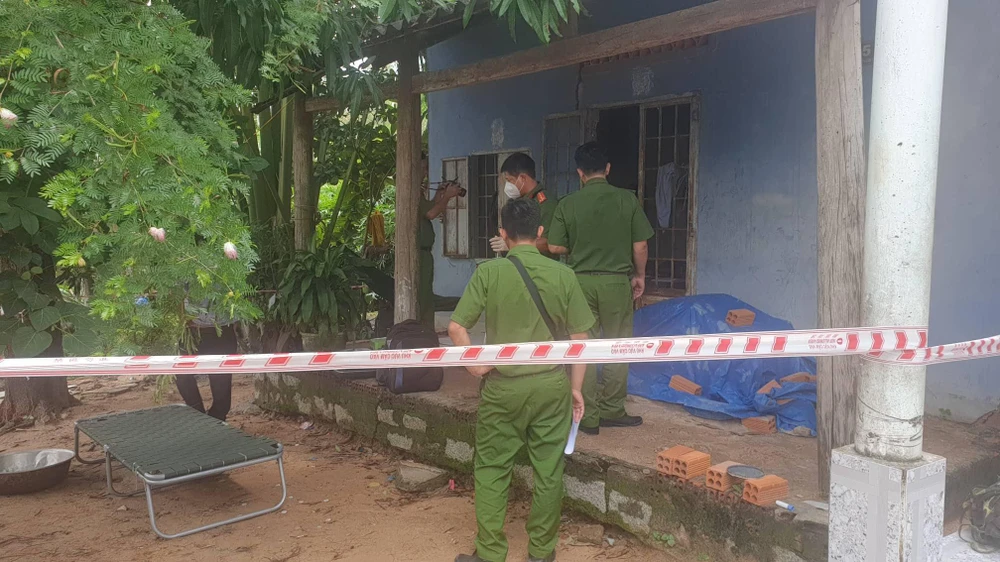 Cơ quan điều tra khám nghiệm hiện trường. Ảnh PĐ