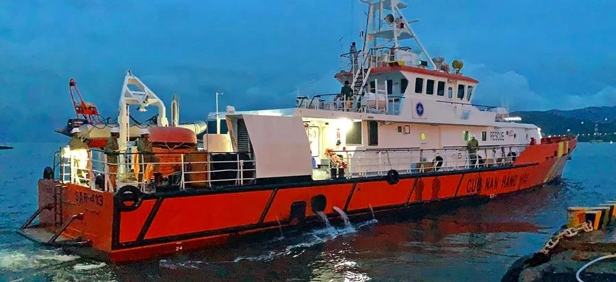 Tàu SAR 413 đã có mặt hỗ trợ tìm kiếm. Ảnh: VMRCC