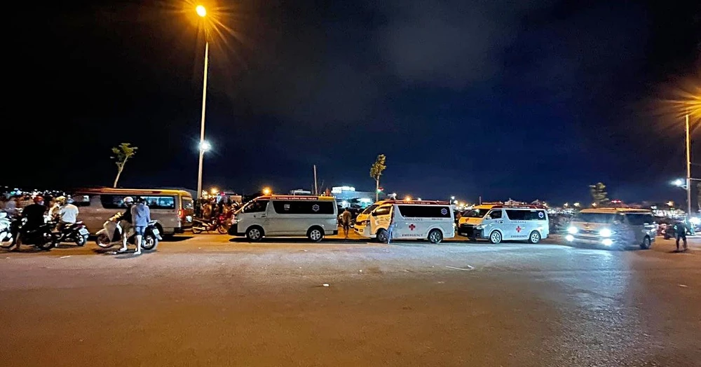 Người thân các thuyền viên nghe tin đồn tìm được thi thể các nạn nhân đã thuê xe cứu thương đến Cảng Phan Thiết đón nhưng chỉ là hoang tin. Ảnh PĐ