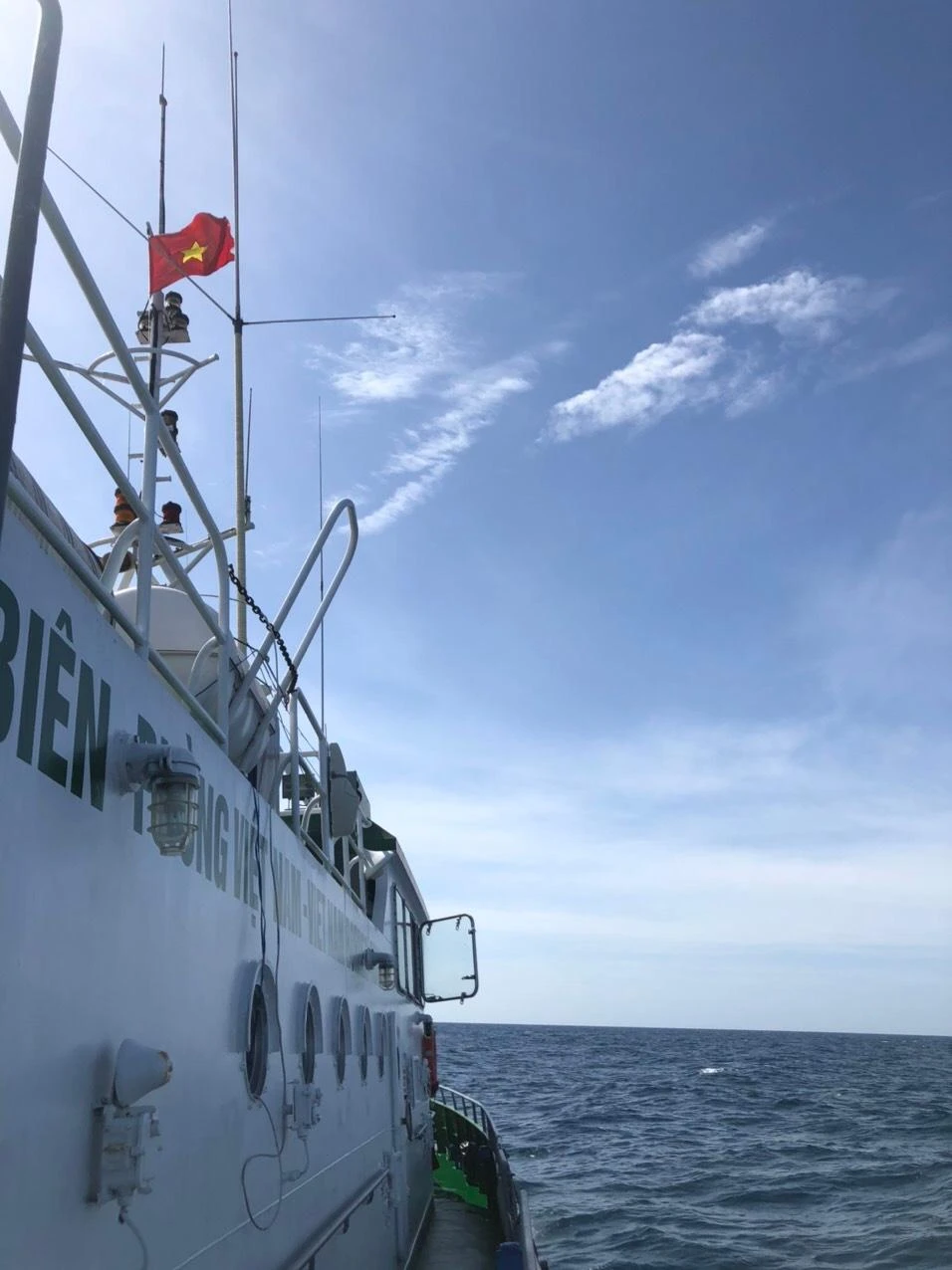 Tàu Biên phòng tham gia cứu nạn tại hiện trường. Ảnh PĐ