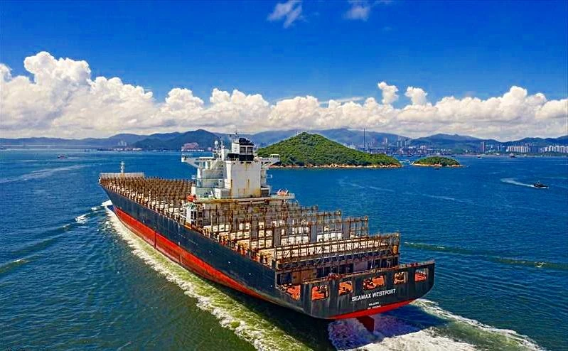 Tàu Seamax Westport cũng tham gia tìm kiếm các thuyền viên. Ảnh: Marine