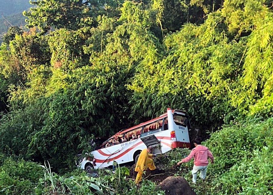 Chiếc xe lao xuống vực. Ảnh PĐ.