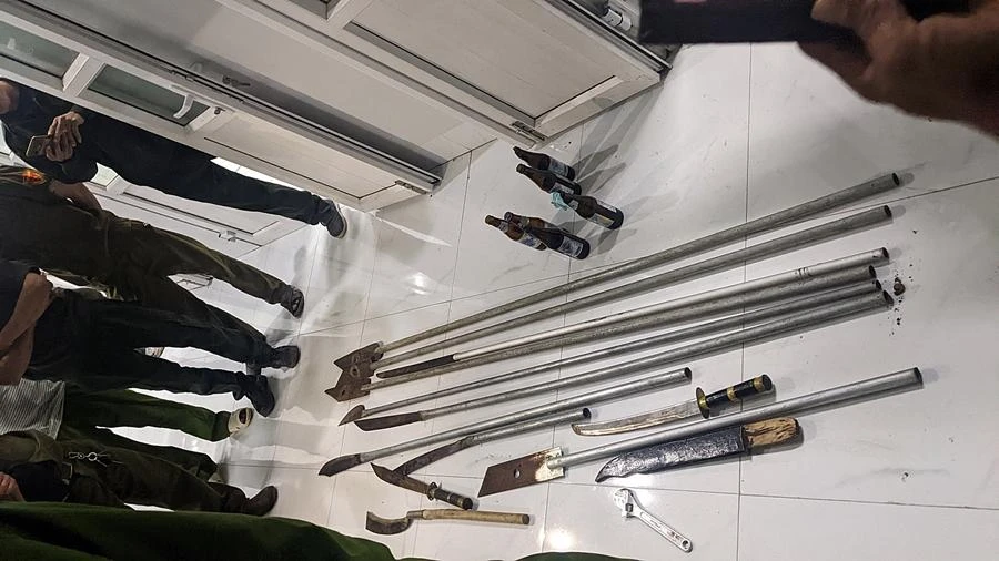 Hung khí, bom xăng bị thu giữ. Ảnh: PP Hung khí, bom xăng bị thu giữ. Ảnh: PP