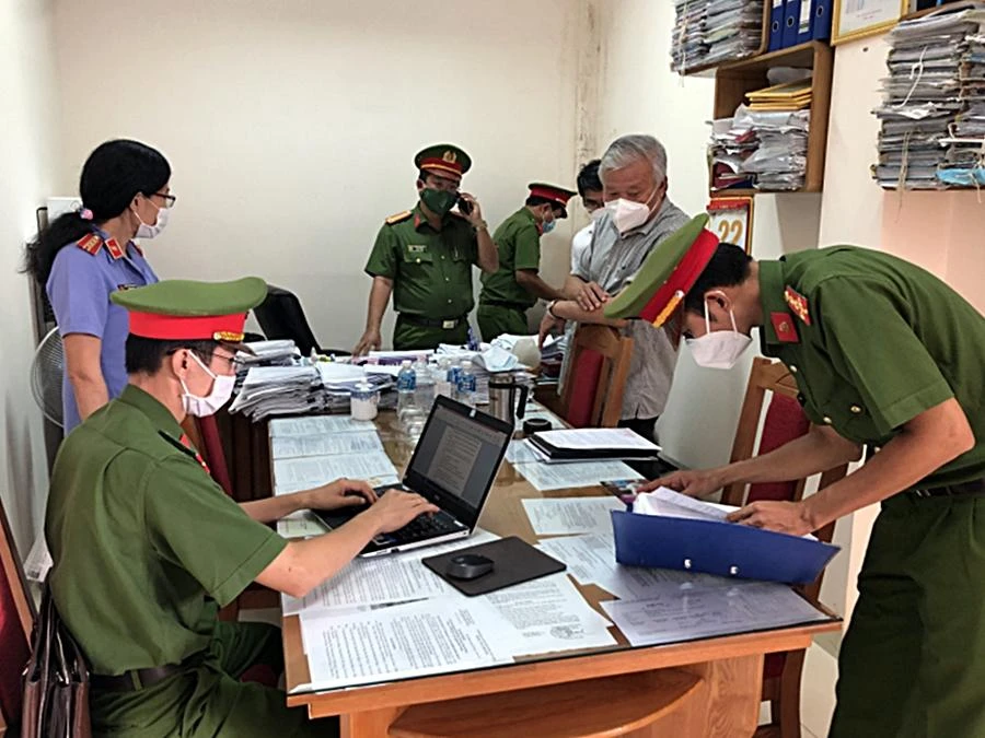 Cơ quan điều tra khám xét nơi làm việc Phó Tổng Gíam đốc Công ty MTV Lâm nghiệp Bình Thuận. Ảnh: BT