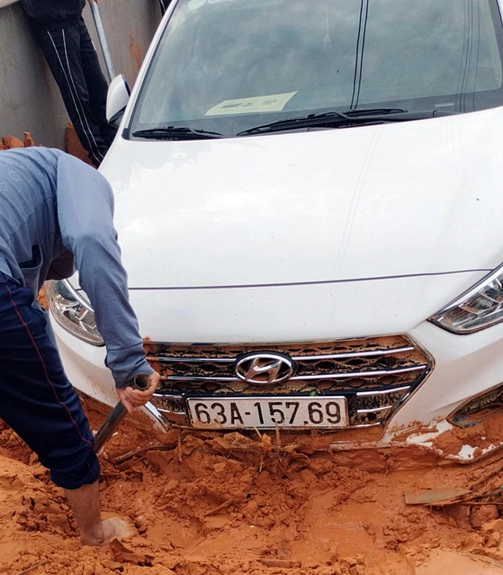 Một ô tô bị cát lấp. Ảnh: PĐ