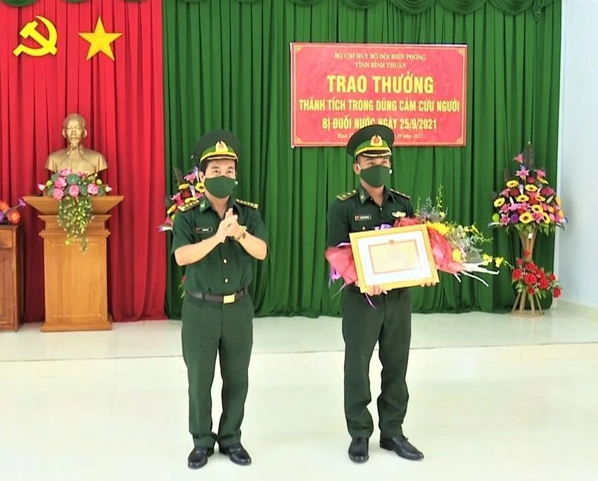 Bộ đội Biên phòng trao bằng khen cho Trung úy Nguyễn Văn Hòa.