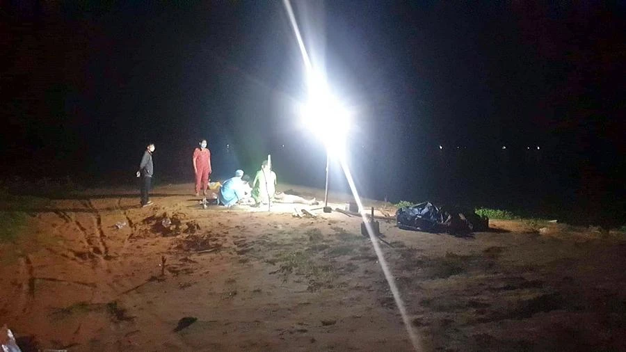 Cơ quan điều tra trưng cầu giám định tử thi hai thanh thiếu niên. Ảnh PP